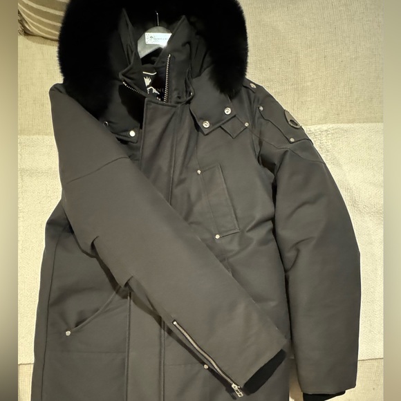 Great condition Moose Knuckles jacket, very , very warm.
• Size: LARGE - Picture 3 of 7